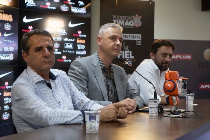 Tiago Nunes faz sua estreia como técnico do Corinthians na Florida Cup. Ele está entre os dirigentes doutor Kalil e Duílio Monteiro Alves (Foto: Daniel Augusto Jr /Ag. Corinthians) Tiago Nunes faz sua estreia como técnico do Corinthians na Florida Cup. Ele está entre os dirigentes doutor Kalil e Duílio Monteiro Alves (Foto: Daniel Augusto Jr /Ag. Corinthians)