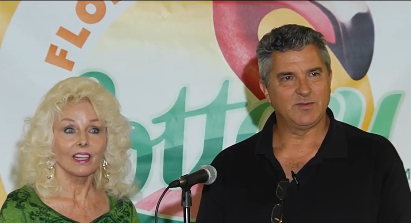 Maureen Smith e David Kaltschmidt, vencedores em 2016, são uma prova que a Flórida dá sorte aos apostadores. (Foto: Divulgação – Florida Lottery)