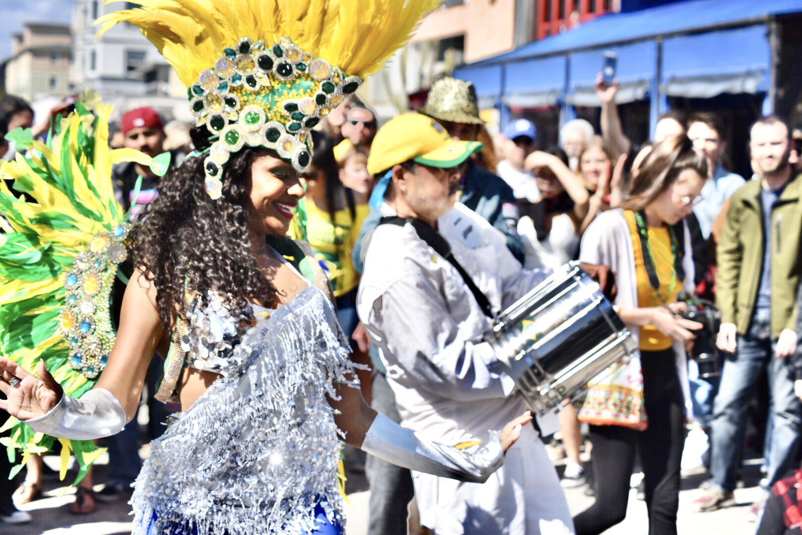 Bloco de rua em Venice celebra cultura brasileira com alegria contagiante (Foto: Claudia Passos)