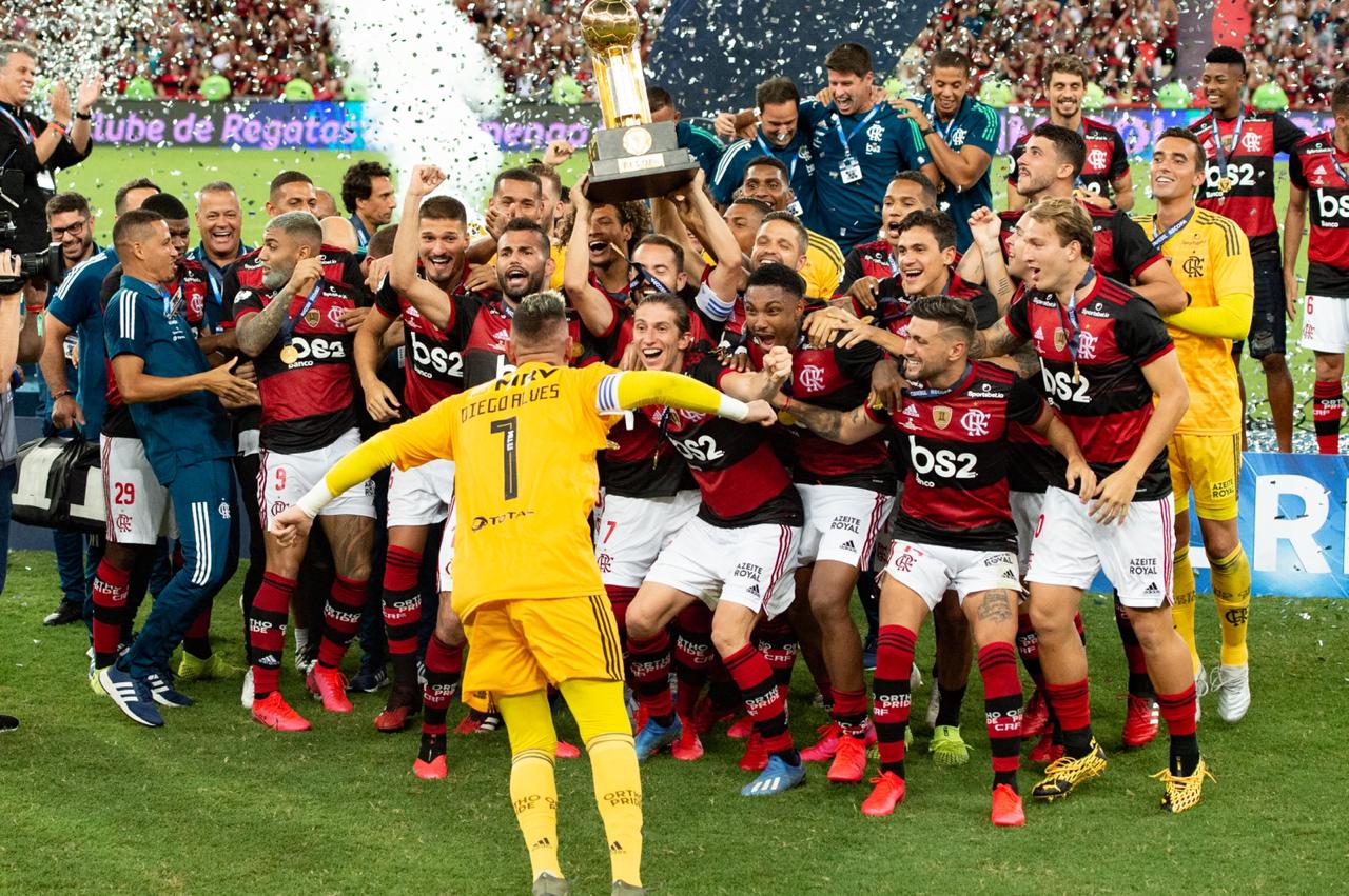 Jogadores do Flamengo celebram a conquista da Recopa (Foto: Alexandre Vidal/Flamengo)
