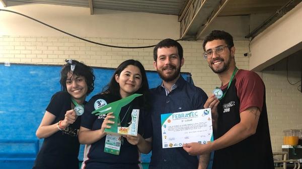 Os estudantes ao lado do professor Alex Aragão (Foto: Clube de Ciências Marie Curie)