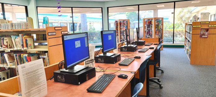 Broward-Library_2 O uso dos computadores é gratuito. Para acessar os serviços basta solicitar sua carteirinha