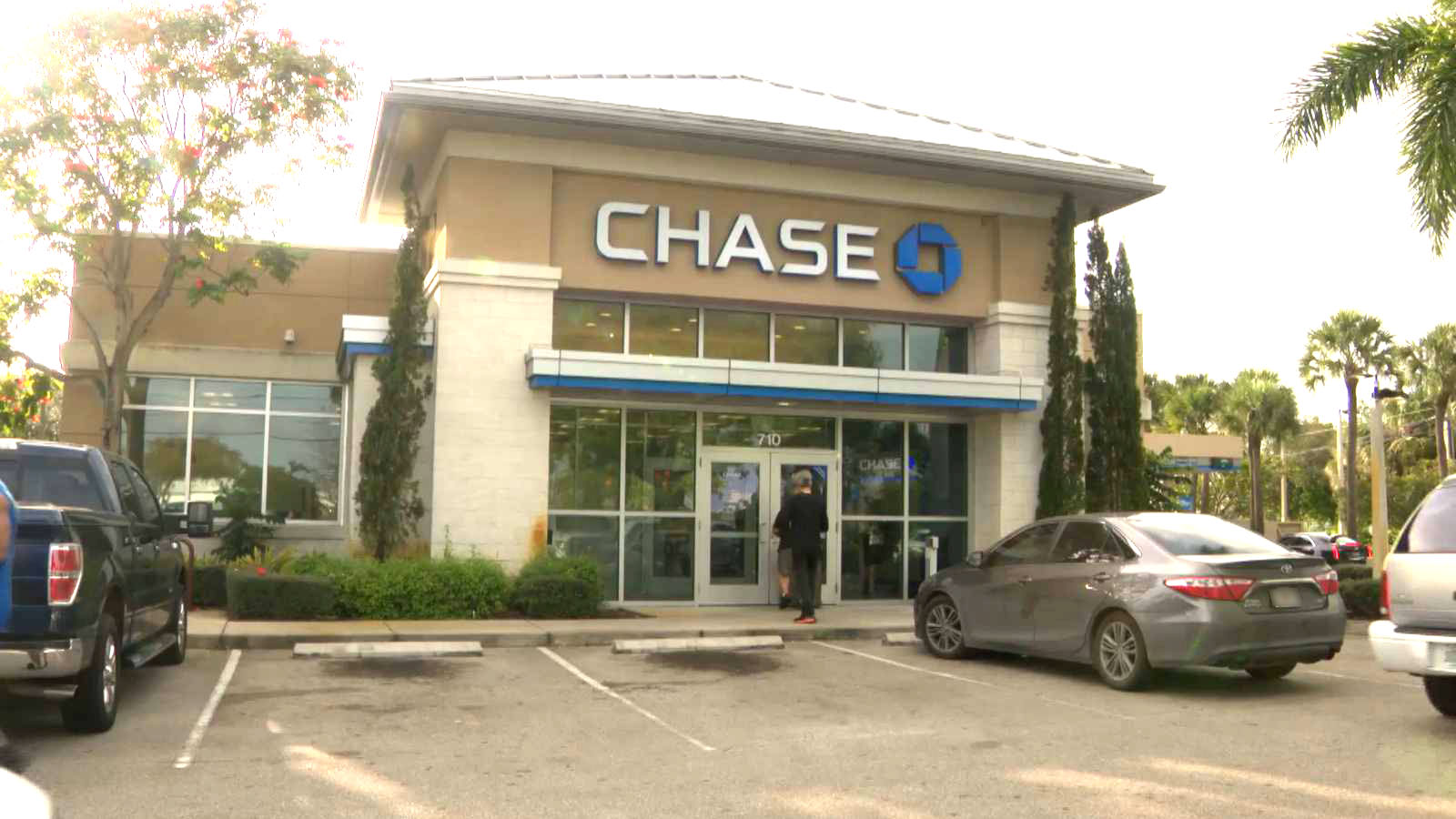 Homem sofreu tentativa de assalto na porta do Chase bank em Pembroke Pines. (WPLG)