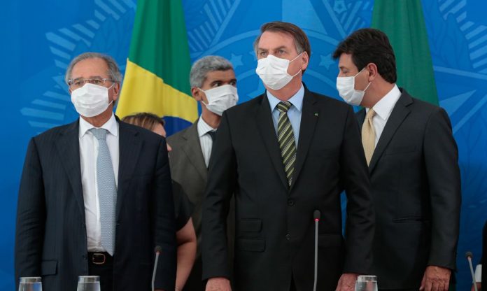 Jair Bolsonaro acompanhado de ministros em coletiva realizada no dia 18 de março (Foto Carolina Antunes - Presidência da República)