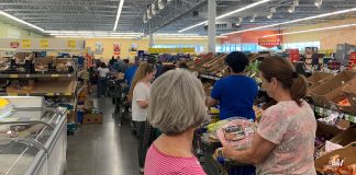 Filas aumentaram significativamente nos supermercados depois da ordem do governador da Flórida (Foto: AcheiUSA)