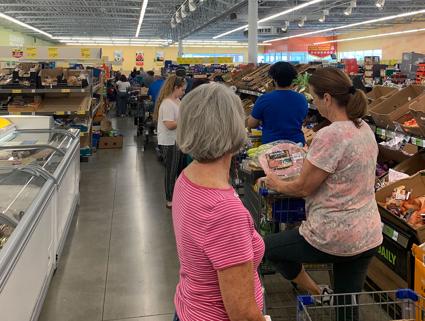 Filas aumentaram significativamente nos supermercados depois da ordem do governador da Flórida (Foto: AcheiUSA)