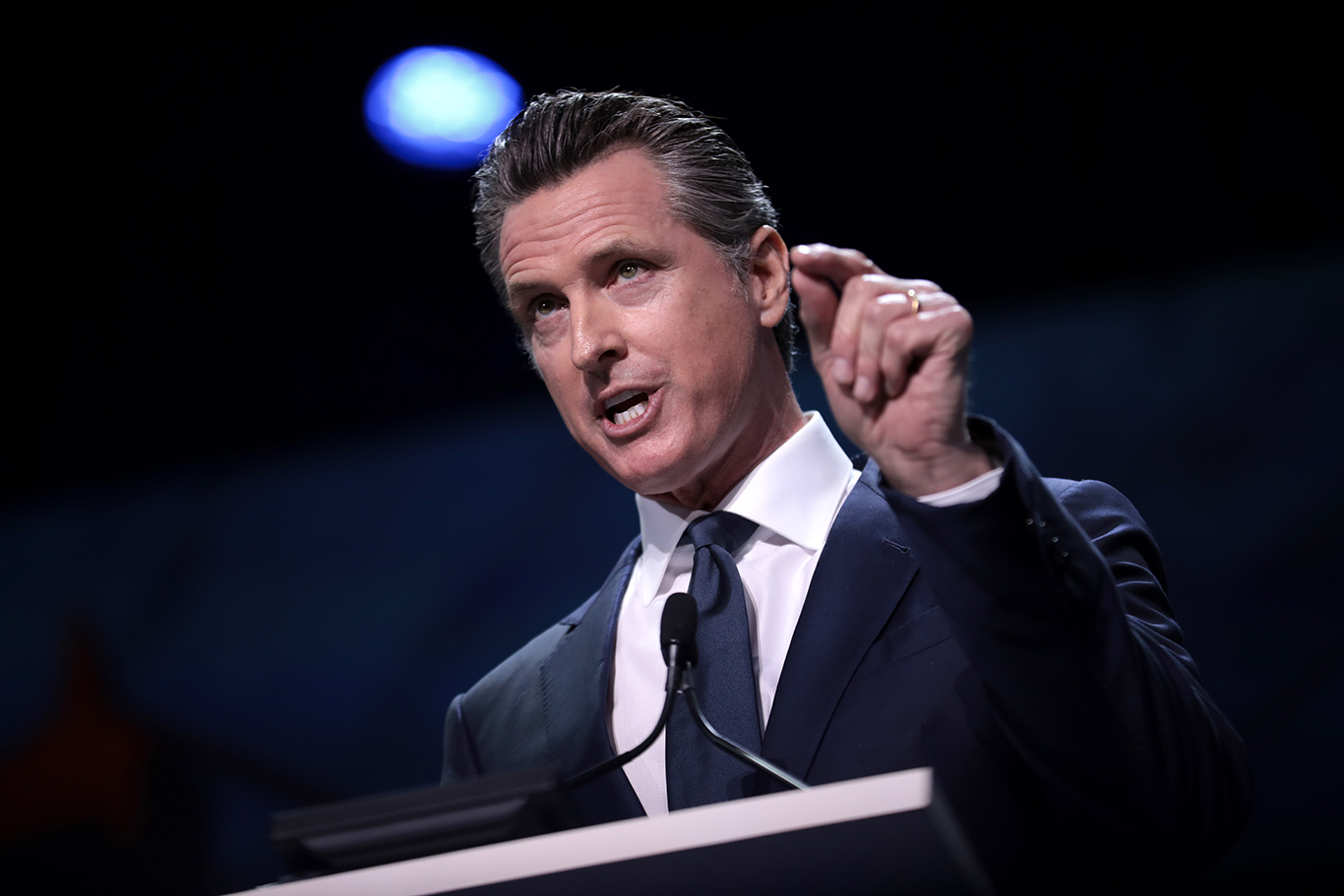 Governador Gavin Newsom: “Estamos todos juntos nessa crise” (Foto: Gage Skidmore)