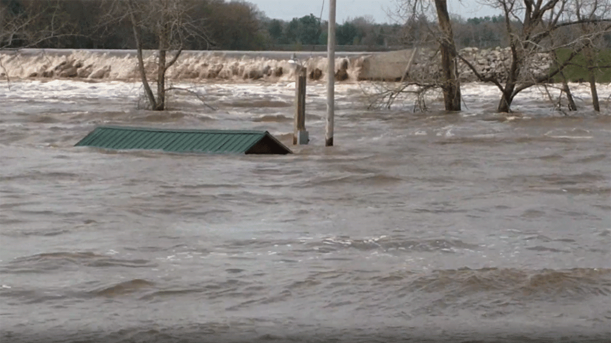 Rompimento de barragem causou inundações (Foto: Reprodução NBC New York)