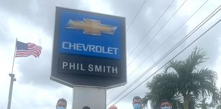 Funcionários do Phil Smith Chevrolet usam máscaras para atender clientes (Foto: Jander Santos)