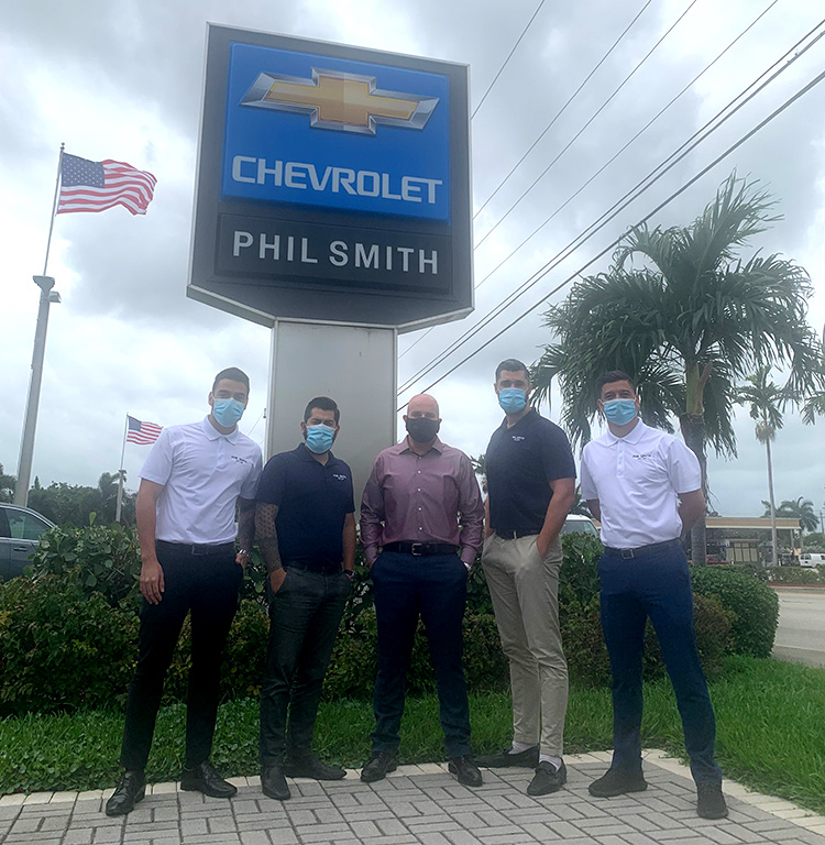 Funcionários do Phil Smith Chevrolet usam máscaras para atender clientes (Foto: Jander Santos)