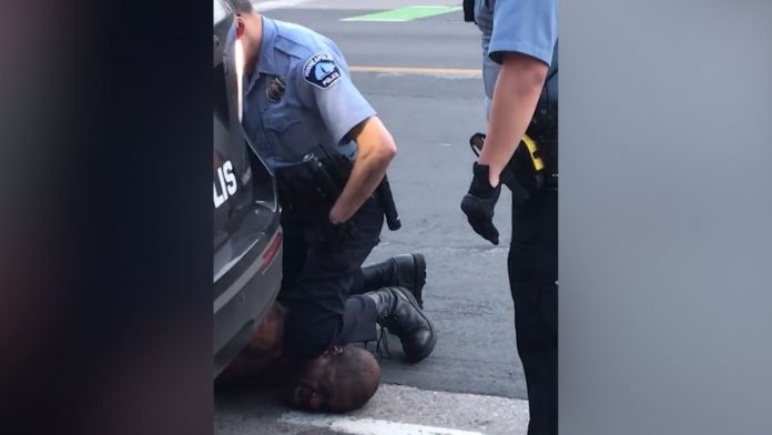 Quatro policiais envolvidos na abordagem que resultou na morte de Floyd foram demitidos (Foto Reprodução CNN)