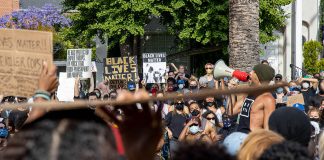 Black Lives Matter faz manifestação em frente à residência do prefeito (Foto: Sterling Scott)