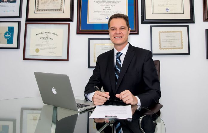 Alex-Piquet-Desk Alexandre Piquet, advogado de imigração do escritório Piquet Law Firm, localizado em Miami (Foto: Divulgação)