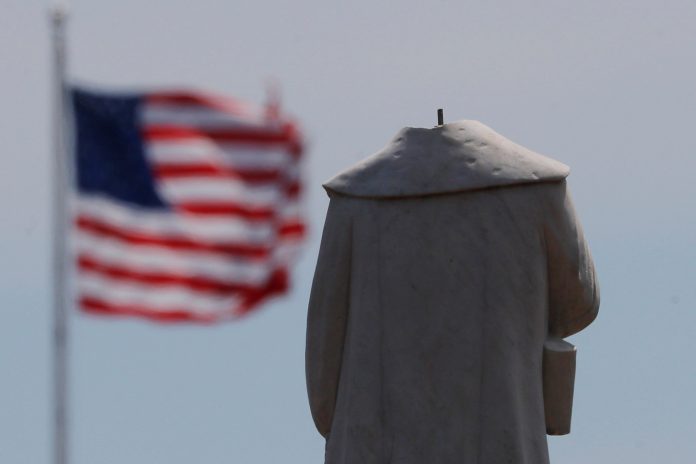 Estátua de Cristóvão Colombo foi depredada (Foto: REUTERS/Brian Snyder)