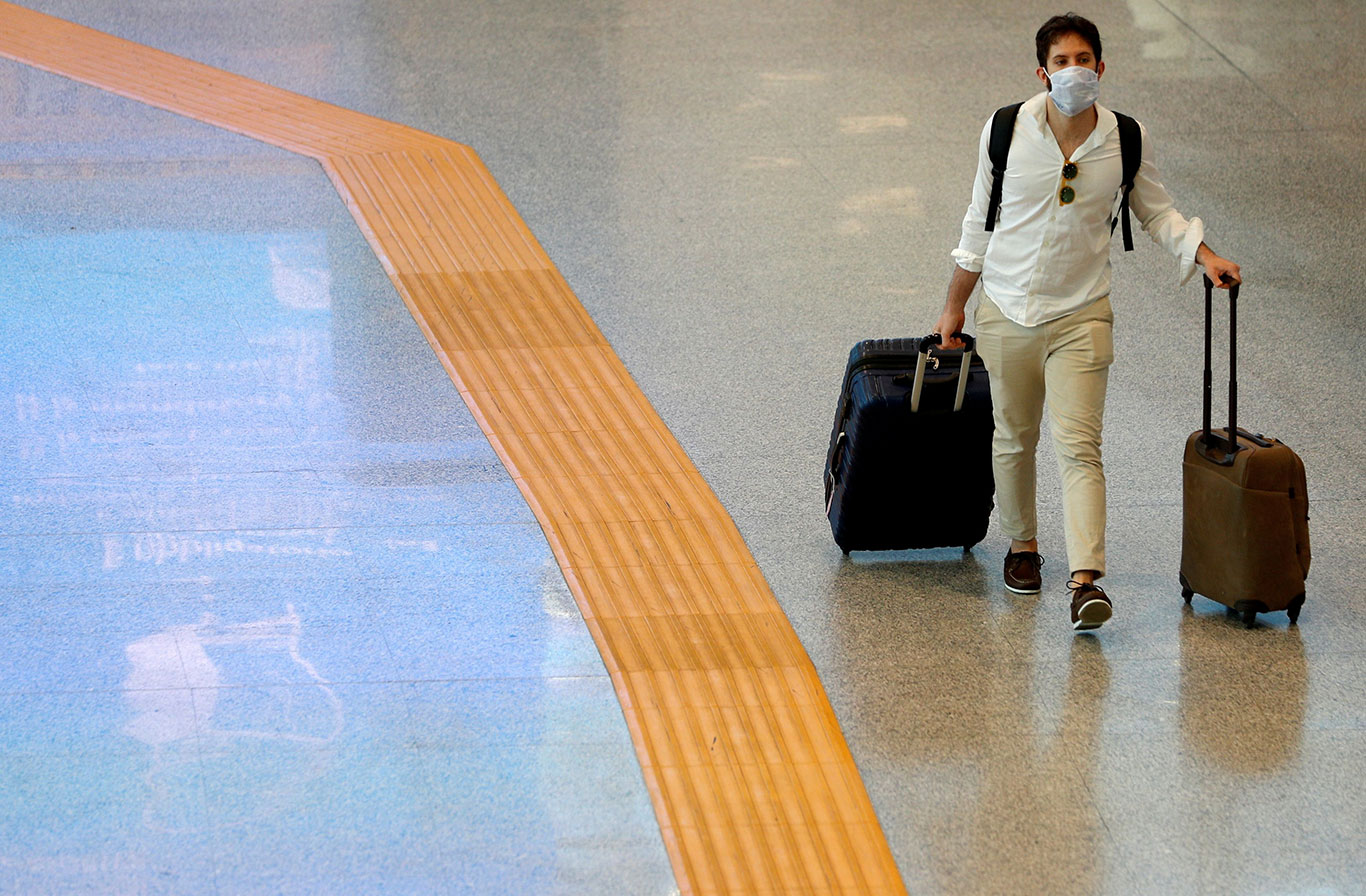 Passageiro usando máscara caminha no Fiumicino Airport na Itália (Foto: REUTERS/Guglielmo Mangiapane)