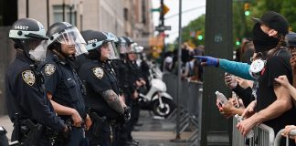 Com um orçamento de $6 bilhões para a NYPD, a força de polícia da cidade de New York, o prefeito Bill De Blasio comprometeu-se em cortar fundos para a polícia e transferir esses fundos para programas sociais (Foto: Reuters/Anthony Behar/Sipa USA)
