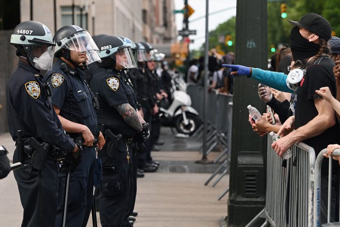Com um orçamento de $6 bilhões para a NYPD, a força de polícia da cidade de New York, o prefeito Bill De Blasio comprometeu-se em cortar fundos para a polícia e transferir esses fundos para programas sociais (Foto: Reuters/Anthony Behar/Sipa USA)