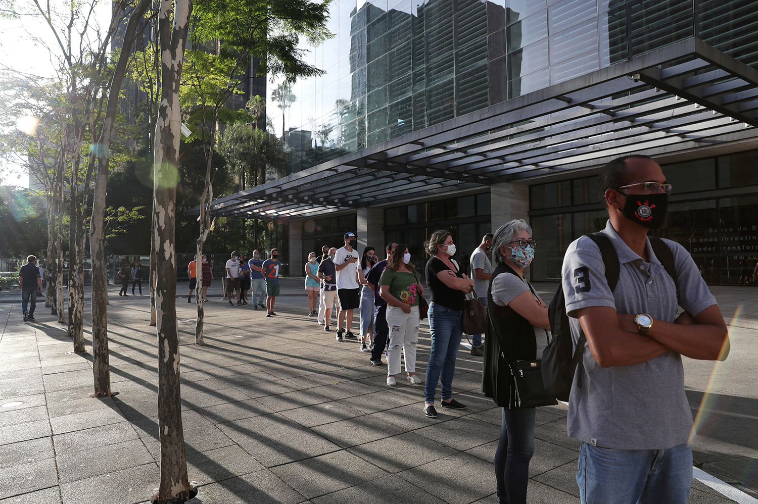 Pessoas aguardam em fila para entrar em um shopping de São Paulo depois da flexibilização da quarentena na cidade (Foto: REUTERS/Amanda Perobelli)