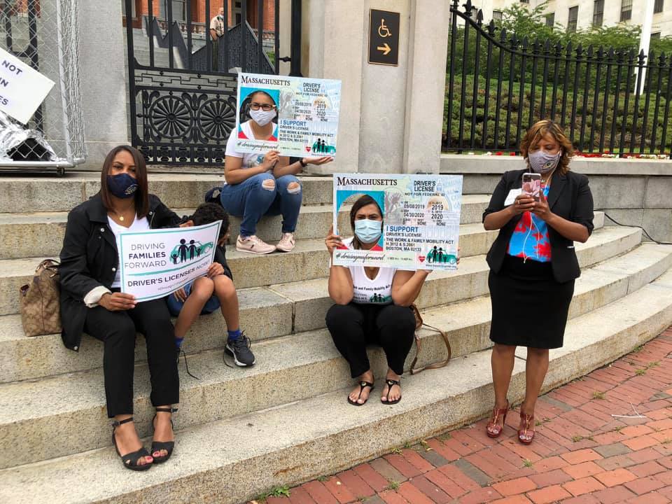 Manifestantes em Massachussets (Foto: Facebook da campanha "Driving Families Forward")