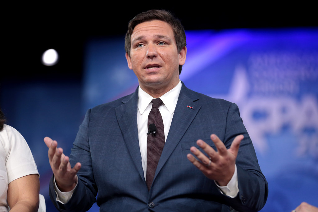 As conversas do governador com a Casa Branca ressaltam o quanto DeSantis está disposto a derrubar uma proposta legislativa que prejudicaria sua capacidade de controlar os esforços de fiscalização da imigração no estado (Foto: Flickr)
