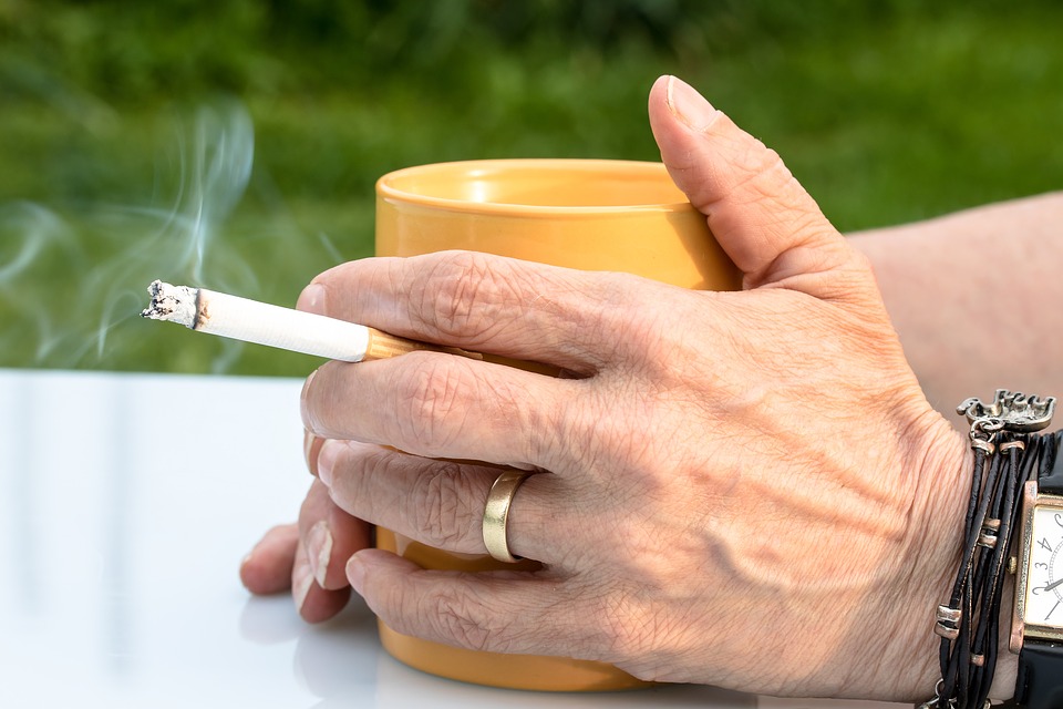 Fumantes têm 14% mais chance de desenvolverem sintomas como: febre, tosse e falta de ar (Foto: Pixabay)