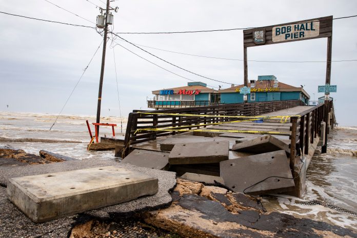 Bob Hall Pier foi danificado pelo Hurricane Hanna (Foto: USA Today Network/Reuters)