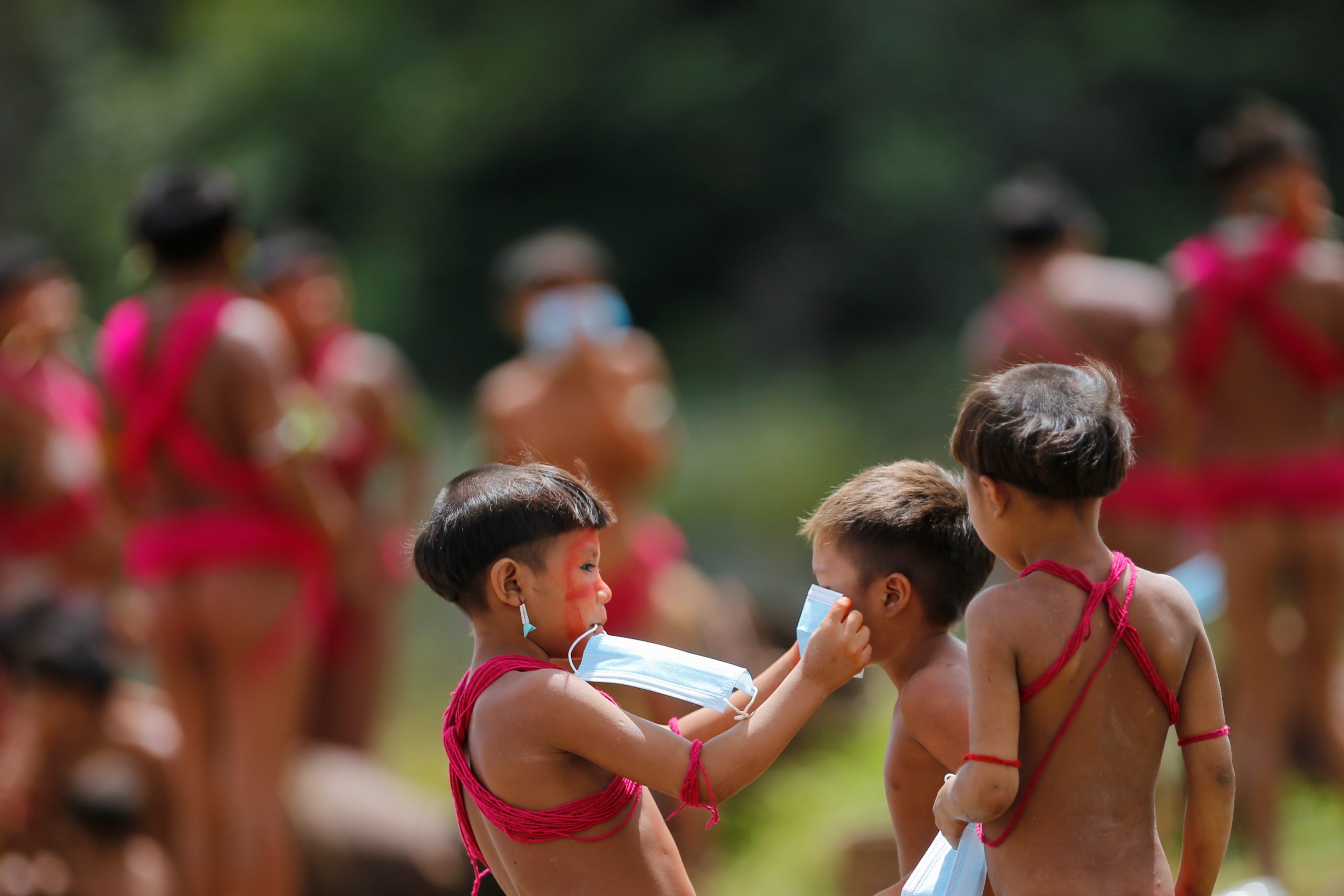 Indígenas pedem doações para construir um hospital de campanha (Foto: Reuters/Adriano Machado)
