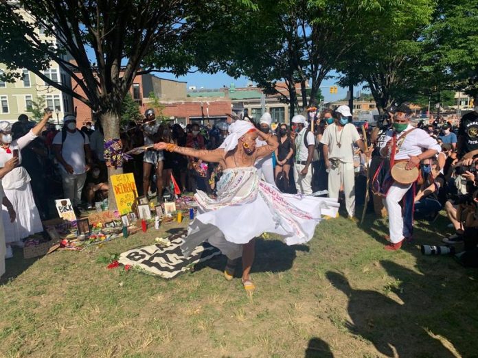 Isaura Oliveira durante participação no movimento Black Lives Matter, organizado pelo grupo Sistahs of the Calabash, em Boston, MA (Foto: Sussen Gazel) Isaura Oliveira durante participação no movimento Black Lives Matter, organizado pelo grupo Sistahs of the Calabash, em Boston, MA (Foto: Sussen Gazel)