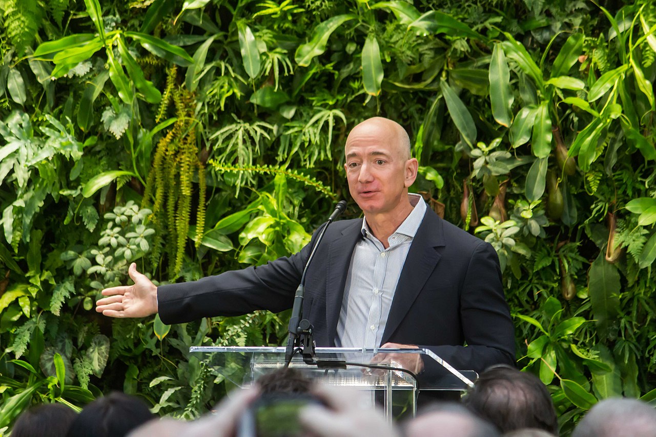 Jeff Bezos, fundador e presidente executivo da Amazon, se reunirá com Trump na próxima semana, disse o presidente eleito na quinta-feira em uma entrevista à CNBC (Foto: Seattle City Council/Wikimedia)
