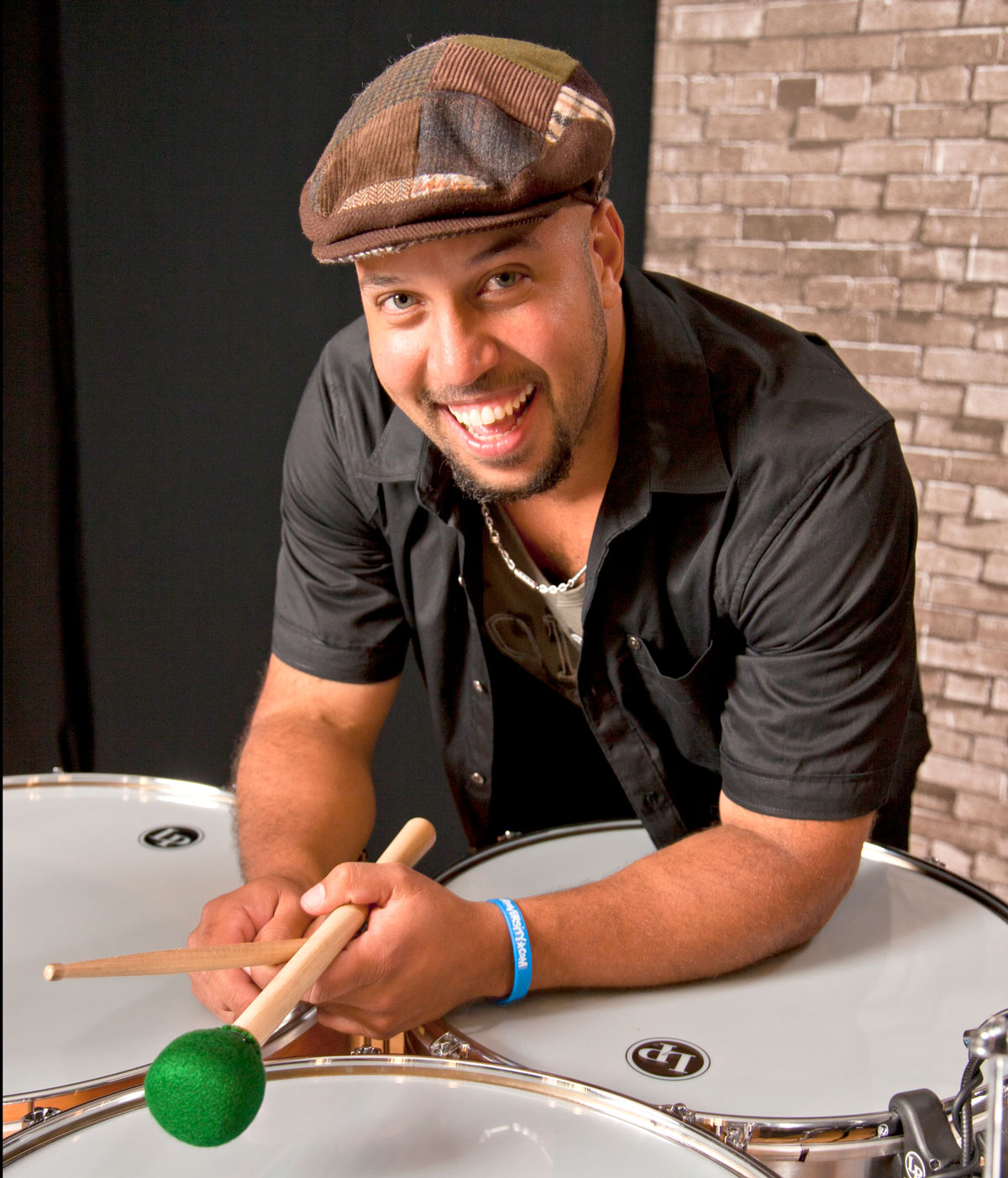 O percussionista Marcus Santos acredita na força a educação e integração entre as diversas culturas para promover mudanças (Foto: Divulgação)