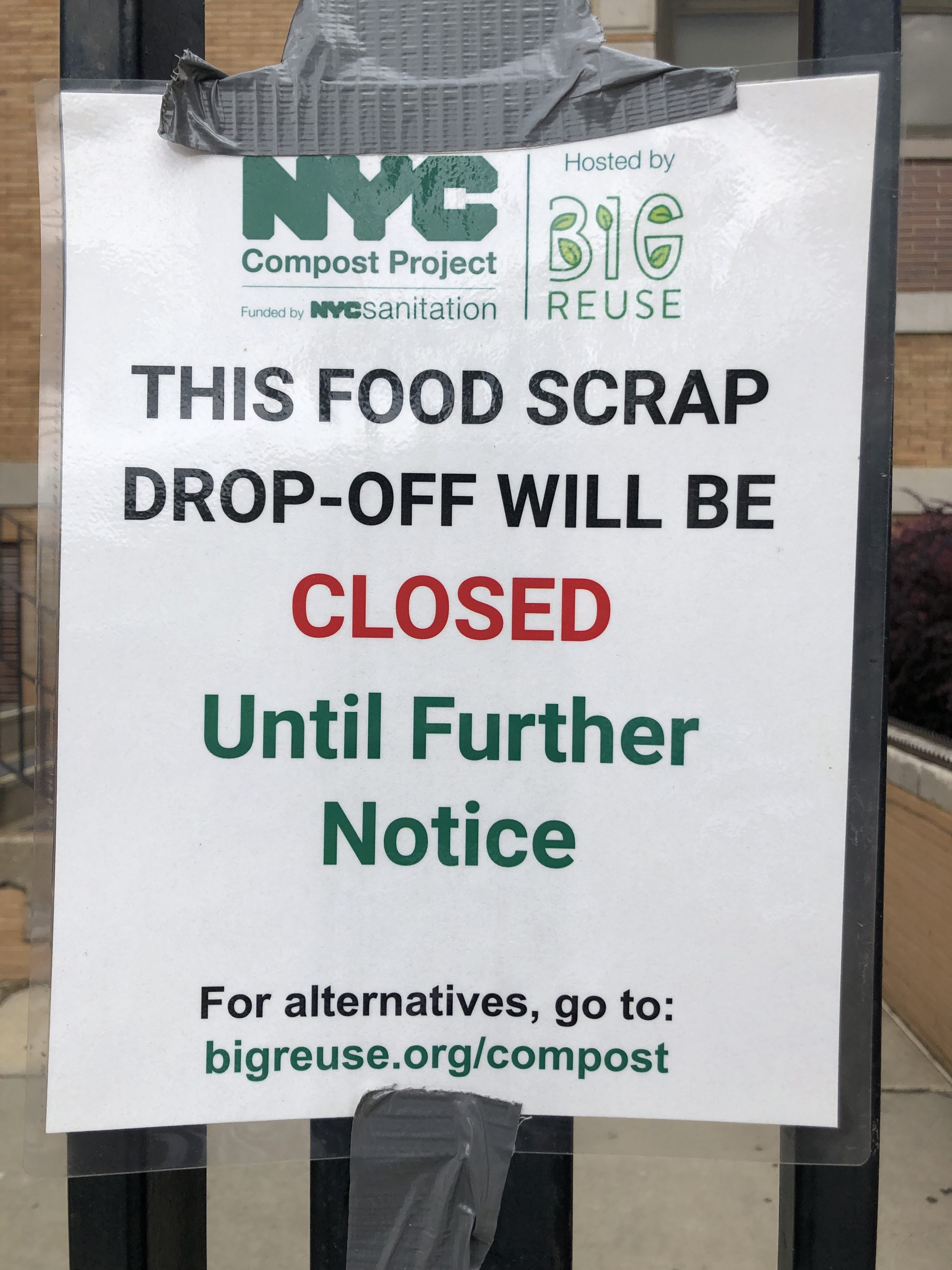 Sinal indicando a suspensão do programa de compostagem, em ponto de coleta no Queens, NY