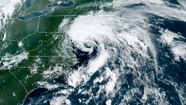 Imagem de satélite mostra o centro da tempestade tropical Fay \ próximo à Nova Jersey (foto: NOAA)