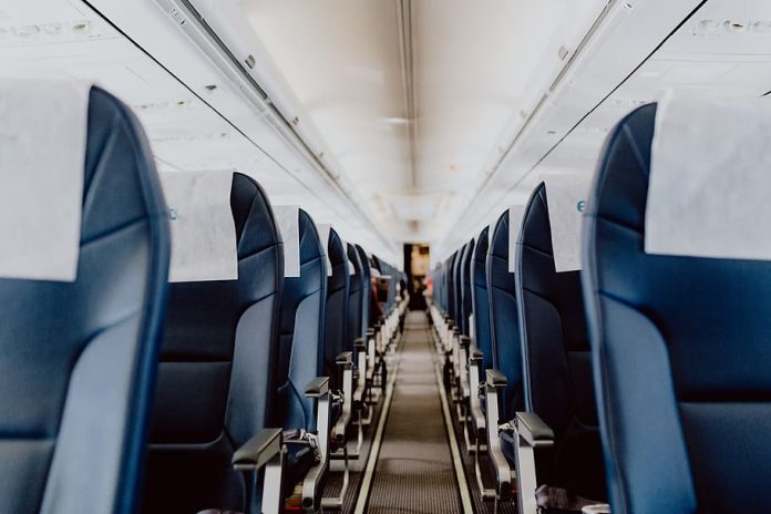 interior-of-the-passenger-airplane Prejuízo anual será de $84 bilhões e fluxo de passageiros está 30% menor que em 2019 (Foto: Rawpixel)