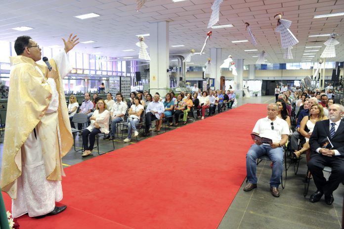 Missas. Cultos religiosos Recursos serão usados pelas igrejas para salvar empregos Foto: Wikimedia) Foto: Geraldo Magela/Agência Senado