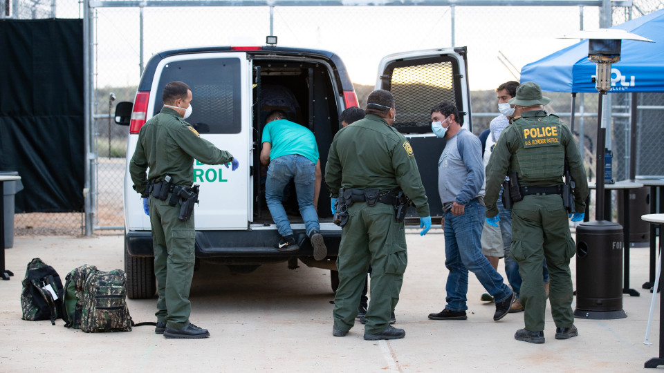 US Custom and Border Patrol em operação na fronteira (foto: Jerry Glase/CBP)