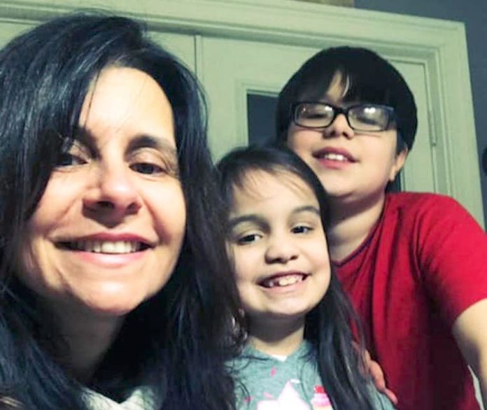 Enivania_ Com os dois filhos em idade escolar, Enivânia de Oliveira, que trabalha fora, diz não saber como lidar com a volta às aulas