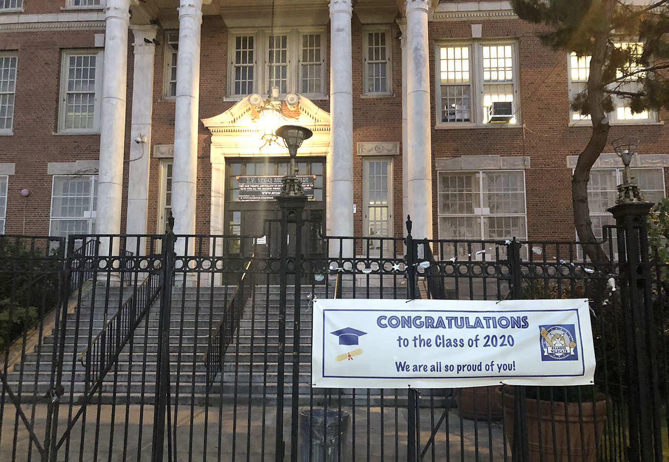 Fachada de uma middle school em Queens, NY (Foto: Sandra Colicino)