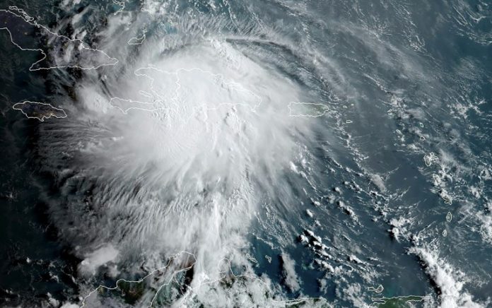 Imagem de satélite mostra a tempestade tropical Laura caminhando rumo ao Haiti e República Dominicana no Caribe - (foto: NOAA)