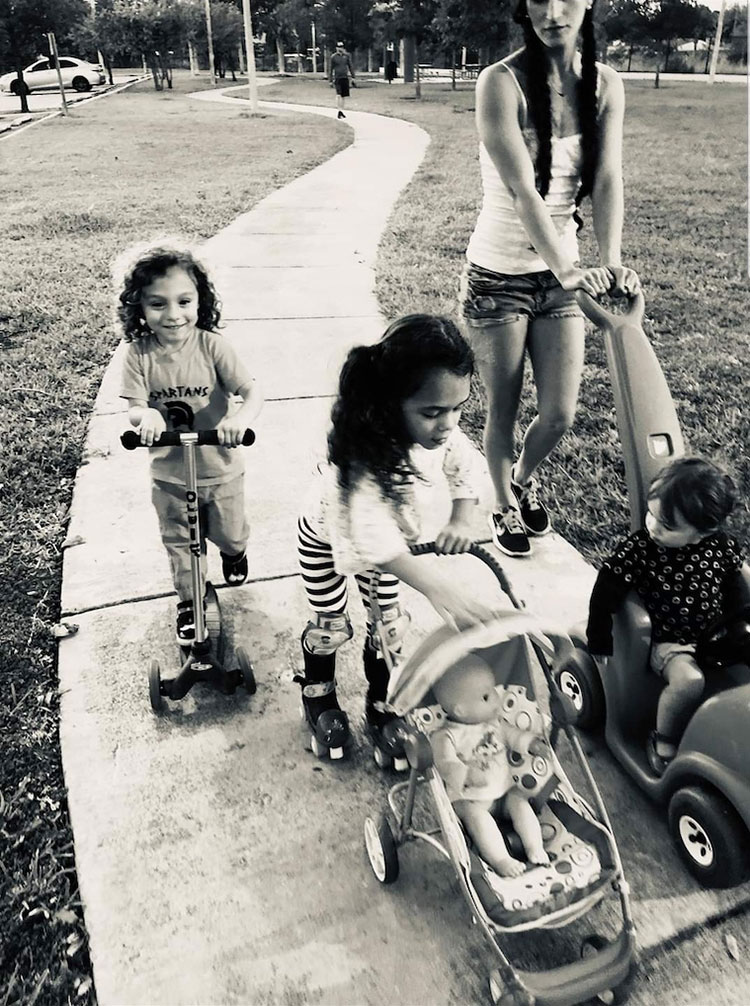 Melissa Meza, de Miami, com os três filhos. Dever de proteger professores e alunos pesou na decisão de deixar filhos em casa
