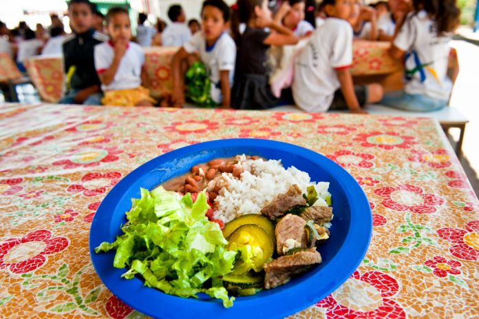 A legislação brasileira garante que as famílias de alunos da rede pública têm direito a receber alimentos que seriam servidos nas escolas (Foto: Wikimedia Commons)