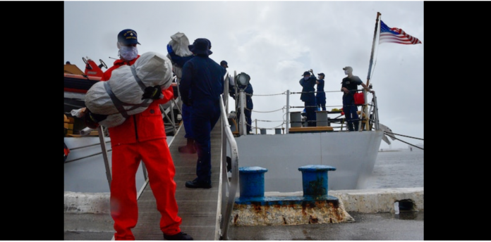 Guarda costeira interceptou a chegada de 5 toneladas de drogas (foto