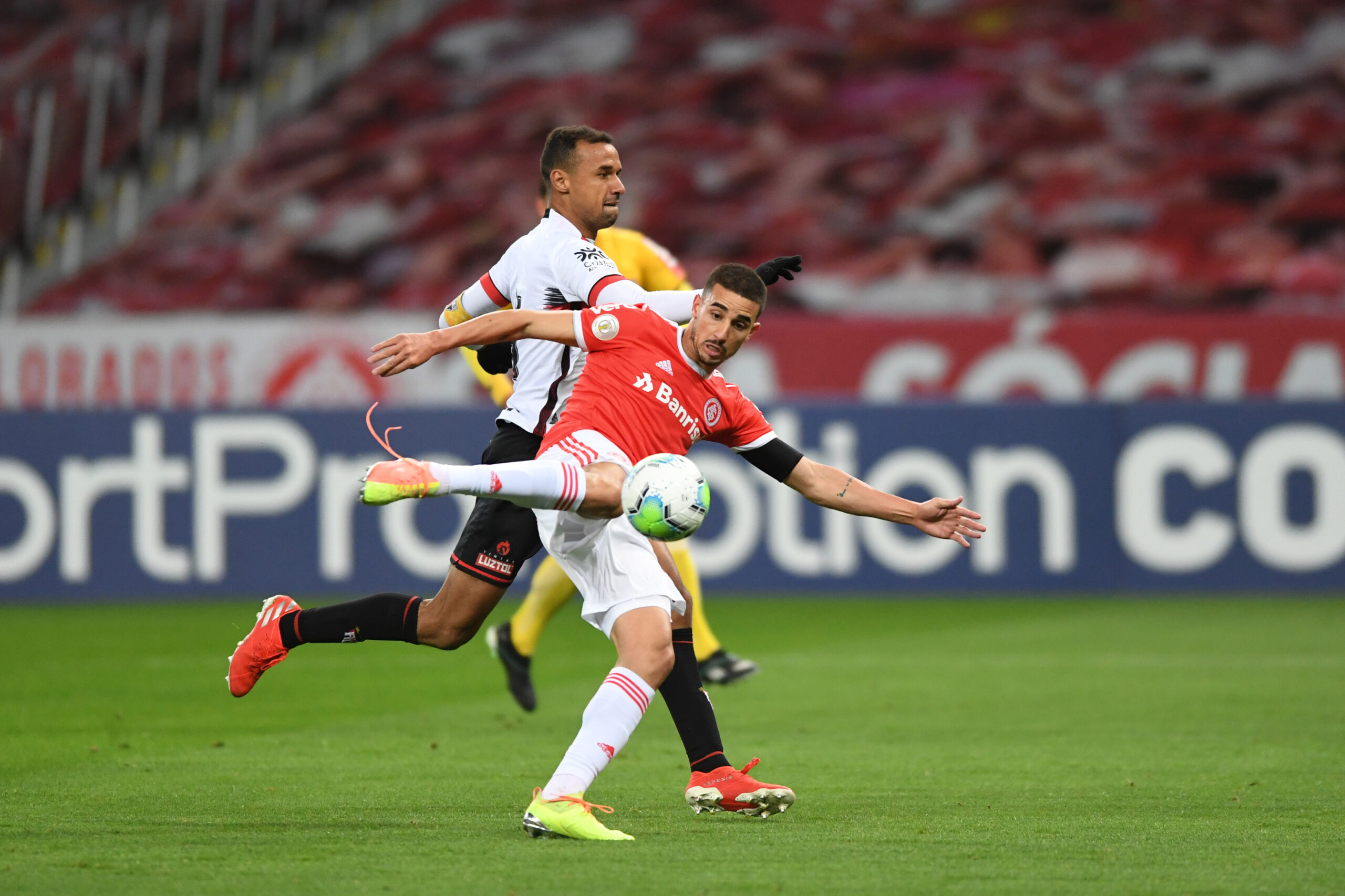 Thiago Galhardo fez dois gols na vitória de 3 a 0 contra o Atlético-GO (Foto: Internacional Sport Club)