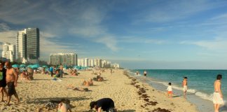 Turistas aproveitam a praia de Miami-Beach (Foto: Flickr)