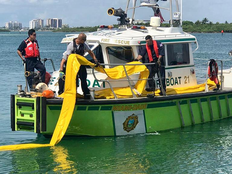 Barco do Miami-Dade Fire Rescue em operação (foto: Facebook Miami-Dade Fire Rescue)