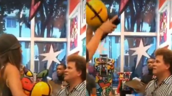 A mulher comprou uma das obras mais caras em exibição e a quebrou em frente ao artista ( reprodução Twitter )