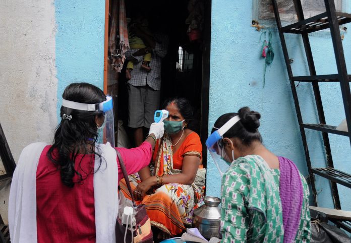 Testes de coronavírus sendo realizados nas residências dos moradores (foto: Reuters)