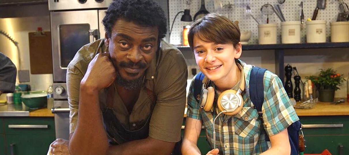 Abe é interpretado por Noah Schnapp, conhecido por interpretar Will na série Stranger Things. O jovem ator contracena com Seu Jorge, que faz o papel de Chico, o carismático chef (Foto: Divulgação)