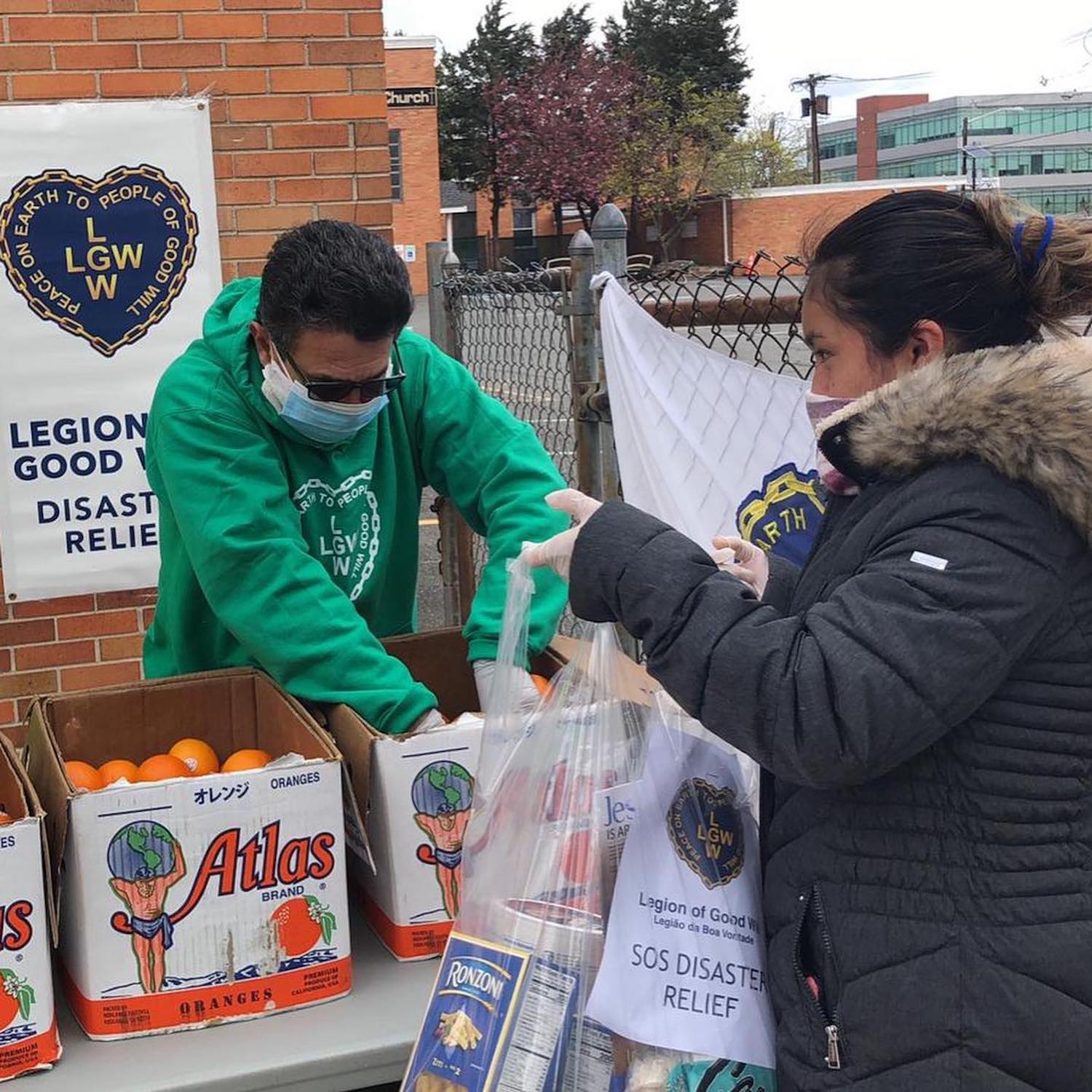 Voluntários fazem distribuição de alimentos para residentes de Newark, NJ, que perderam o emprego devido à pandemia (Foto: Reprodução Facebook)