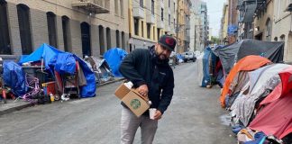 Em noite fria de São Francisco, Flávio Lima distribui alimento e café para moradores em situação de rua (Foto: Arquivo pessoal)