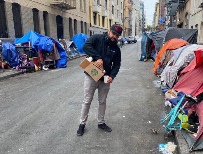 Em noite fria de São Francisco, Flávio Lima distribui alimento e café para moradores em situação de rua (Foto: Arquivo pessoal) Em noite fria de São Francisco, Flávio Lima distribui alimento e café para moradores em situação de rua (Foto: Arquivo pessoal)